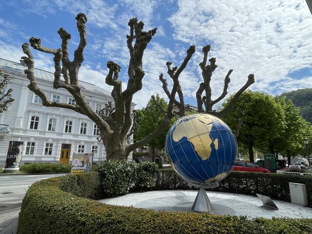 Nach gründlicher Restaurierung wurde die ehemals verbeulte Weltkugel an ihrem alten Platz montiert.  | Foto: sm