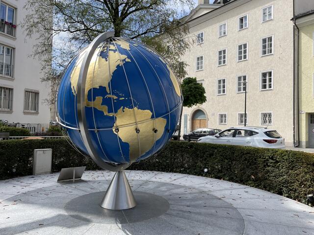 An der Tageszeit-Anzeige im Boden und den Meridianen auf der Weltkugel erkennt man, wie spät es gerade ist. 