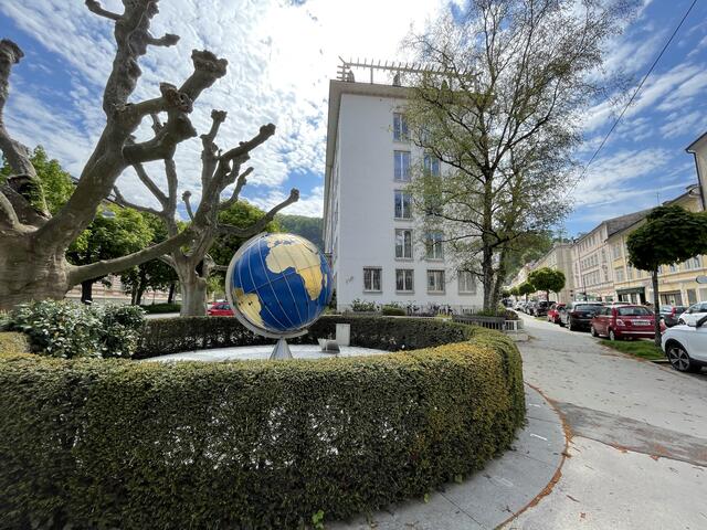 Die Immobiliengesellschaft der österreichischen Nationalbank als Eigentümer, ließ die Weltkugel reparieren und wieder neu montieren. 