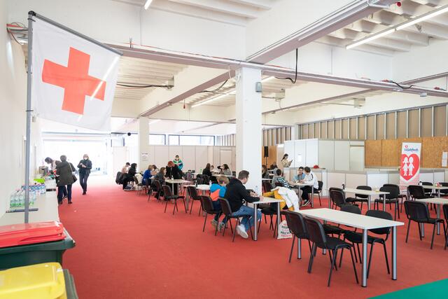 Das Rote Kreuz kümmert sich im großen Aufenthaltsraum im Grazer Ankunftszentrum um die geflüchteten Menschen.
