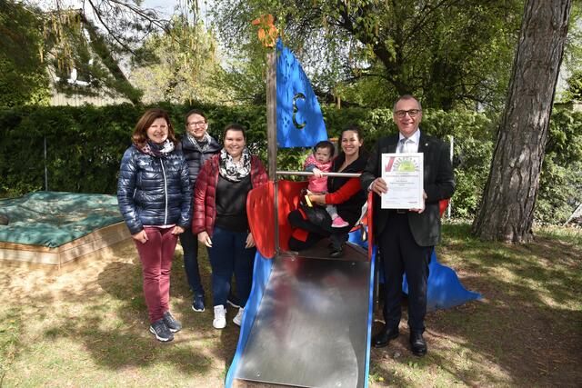 Kinderhaus-Betreuerinnen Petra Radinger und Michaela Fink, Leiterin und Pädagogin Sabrina Sabari, Stadträtin Jeannine Schmid mit ihrer Tochter Alessa und Bürgermeister Rupert Dworak. | Foto: Stadtgemeinde Ternitz