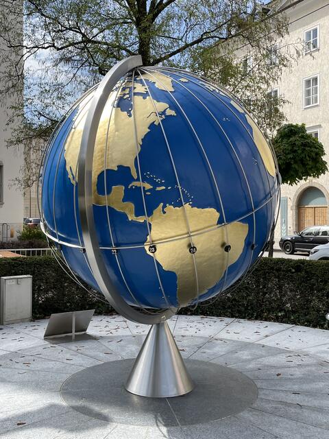 An der Tageszeit-Anzeige im Boden und den Meridianen auf der Weltkugel erkennt man, wie spät es gerade ist. 