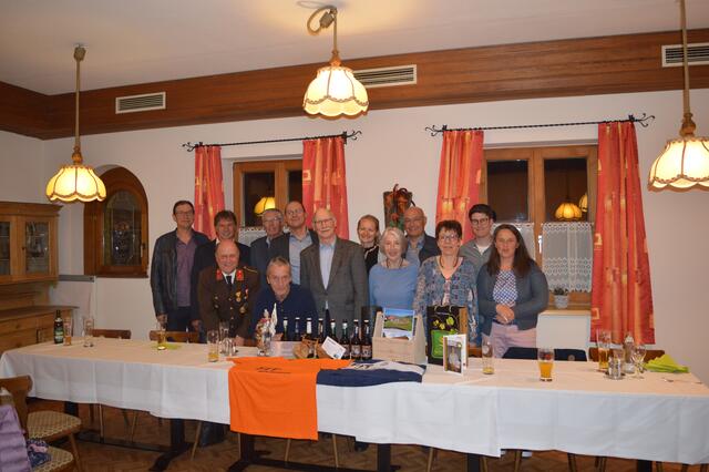 Die Genger Vereine gratulierten Roland Arbeithuber zum Geburtstag. | Foto: Birngruber