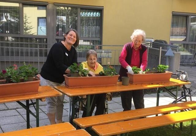 Gemeinsam wurden im Seniorenhaus Margaretha in Kaprun gegartelt. Den Bewohnerinnen und Bewohnern bereitete das große Freude. | Foto: Seniorenhaus Margaretha Kaprun