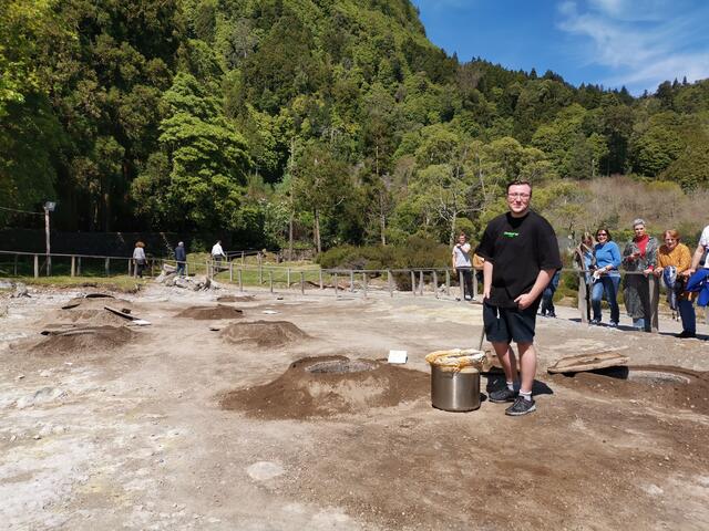 Der Schüler Dominik Klapf holte den Kochtopf mit „Cozida das Furnas“ aus der heißen Quelle. | Foto: HAK Eisenerz