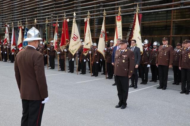 118. Bezirks-Feuerwehrtag in St. Anton am Arlberg: ABI Martin Raffeiner bei der Meldung an Bezirksfeuerwehrkommandant Hermann Wolf. | Foto: Othmar Kolp