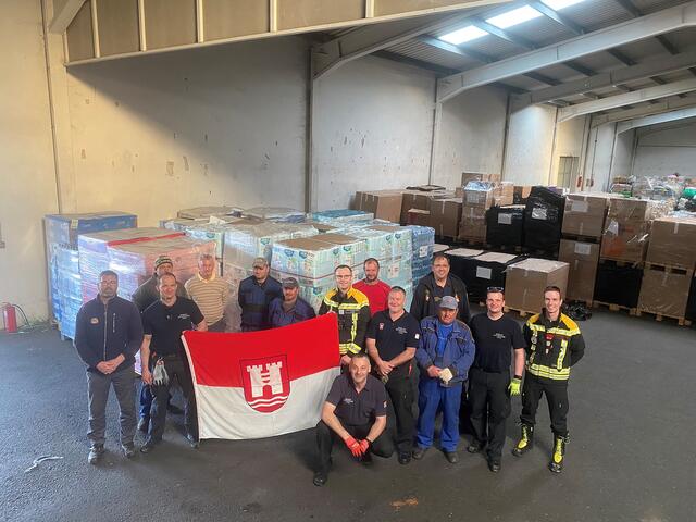 Die Berufsfeuerwehr Linz übergab die Hilfsgüter an der ungarisch-ukrainischen Grenze an eine Partnerorganisation. | Foto: Medienservice Linz