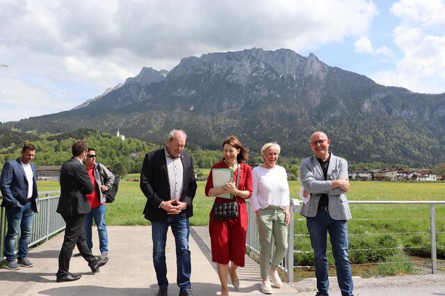 Dass die Bauarbeiten rund ums Ebbser Sozialzentrum gut voranschreiten, freut alle Beteiligten.  | Foto: Christoph Klausner
