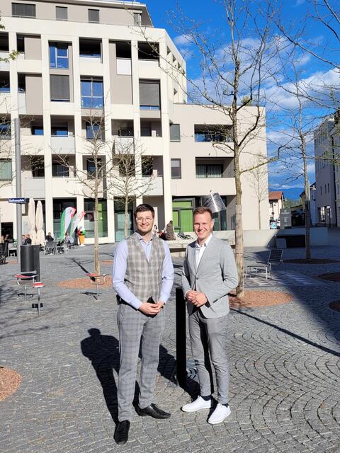 Die beiden Jung-Politiker Ferdinand Raunegger und  Lukas Gradnitzer (beide ÖVP) setzen sich für eine spätere Sperrstunde am Rathausplatz in Spittal ein.  | Foto: Foto: privat