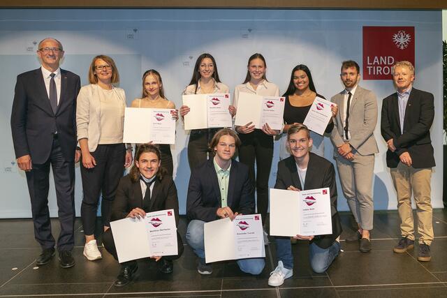 Jugendlandesrat Anton Mattle mit den VertreterInnen der Sponsoren des Bewerbs und den SiegerInnen der jeweiligen Kategorien. Vordere Reihe v.l.: Matthias Eberharter, Alexander Treichl, Lukas Auer. Hintere Reihe v.l.: LR Anton Mattle, Magdalena Wasilewski (Bildungsconsulting der Tiroler Wirtschaftskammer), Lara Mayr, Aurelia Huter, Désirée Höller, Anne-Rose-Kelderman, Christian Zoller (Uniqa), Stephan Bair (Tyrolia).  | Foto: © Land Tirol/Die Fotografen