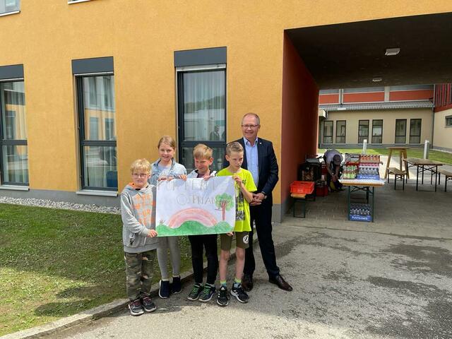 Einige Hortschüler:innen überreichten Bernd Osprian ein Plakat. | Foto: Almer