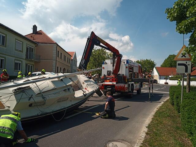 Am Weg zum Seebad kam das Boot am Anhänger ins Rutschen. | Foto: Feuerwehr Breitenbrunn