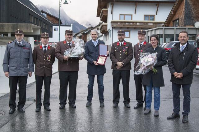 Florianiplakette in Bronze: Abschnittskdt. Martin Raffeiner,  Kdt. Stv. Johannes Scalet, Kdt. Christian Starjakob (FF Pettneu), Alt-Bgm. Manfred Matt, Kdt. Raimund Zangerl, Günther Wolf (FF Schnann), Sonja Matt und Bgm. Patrik Wolf (v.l.). | Foto: Christoph Habicher