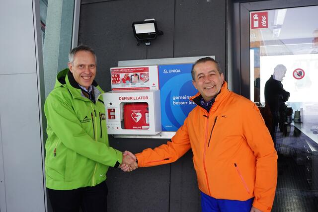 Uniqa-Vertriebsleiter Jörg Kaiser (rechts) übergab einen Defibrillator an Hannes Mayer, Prokurist der Schmittenhöhebahn AG. | Foto: Schmittenhöhebahn AG