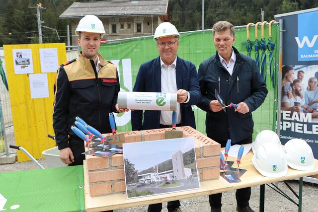 Feuerwehrkommandant Manuel Oberwasserlechner, Bürgermeister Reinhard Mair und WE-Geschäftsführer Walter Soier (v.l.) | Foto: Claudia Scheiber