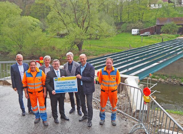 Vor der Brücke: Josef Prinz, Dietmar Wishofer, Helmut Postl, Ludwig Schleritzko, Gerald Bogg, Vizebürgermeister Franz Fischer und Michael Nitsch (v.l.) | Foto: NÖ STD Mühlbachler