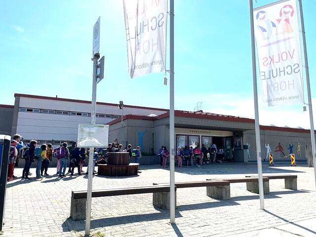 Kurz nach 10:30 Uhr durften die Schüler wieder zurück in die Volksschule | Foto: schwameis