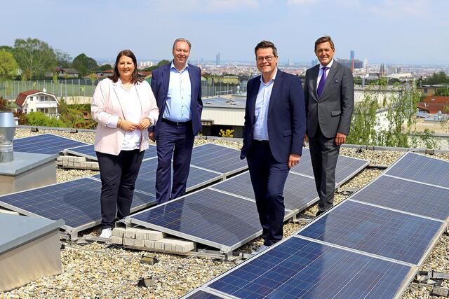Vier SPÖ-Granden am Dach: Vizebürgermeisterin Kathrin Gaal, Ottakrings Bezirksvorsteher Franz Prokop, Klimastadtrat Jürgen Czernohorszky und Finanzstadtrat Peter Hanke präsentierten ein Solarkraftwerk im 16. Bezirk.  | Foto: Martin Votava / PID