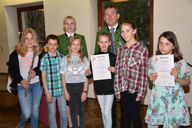 Der Musiker-Abend der Marktmusik Pabneukirchen stand ganz im Zeichen von Ehrungen, Auszeicnungen und der Nachwuchs-Musiker.  | Foto: Zinterhof