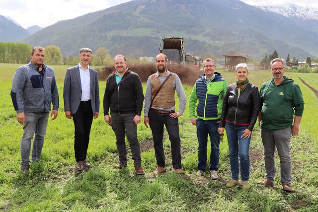 Hans Gumpitsch (Anlagenbetreiber), Direktor Markus Einhauer, Andreas Angermann (städtische Umweltabteilung), Jochen Buchmair (Ökoregion Kaindorf), Thomas Zwischenberger (LLA-Lienz), Gerlinde Kieberl (Obfrau des Umweltausschuss) und Gerald Dunst (Sonnenerde) | Foto: Hans Ebner
