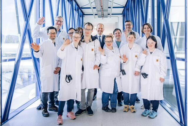 Die Mitarbeiter:innen des Cafés Beniva zeigten sich von der Werksführung durch AT&amp;S Leoben begeistert und erfuhren viel Wissenswertes.  | Foto: AT&amp;S