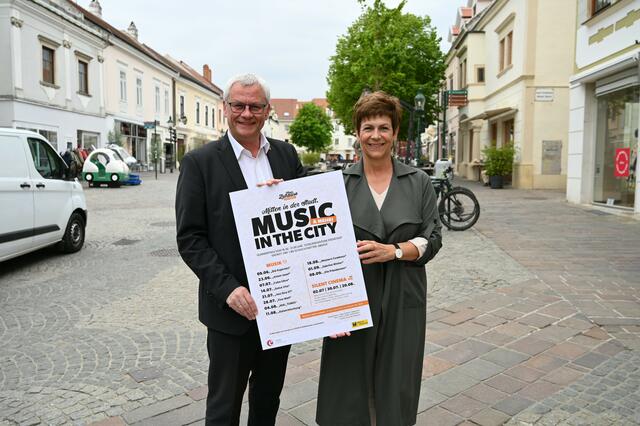 Bürgermeister Thomas Steiner und Waltraud Bachmaier, Obfrau des Kulturausschusses präsentieren das Programm von Music in the City. | Foto: Eisenstadt