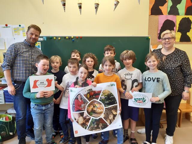 Schüler:innen der Hartberger Davinci-Schule mit Klassenlehrer Karl Gross und Bezirksbäuerin Michaela Mauerhofer. | Foto: KK