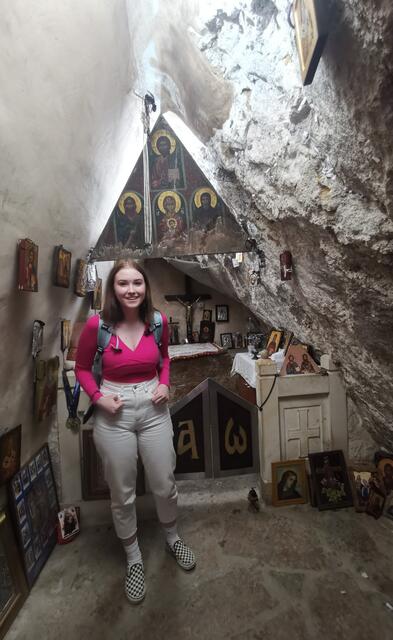 Eine Schülerin in der Kapelle des Hl. Antonius | Foto: HAK Eisenerz