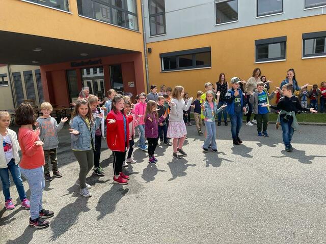 Zur Eröffnung führten die Hortschüler:innen einen Tanz auf. | Foto: Almer