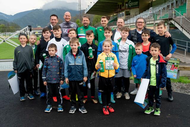 Der SK Rapid Wien war bei seiner Bundesländertour in Leoben zu Gast im DSV-Stadion. Mit dabei Rapid-Geschäftsführer Christoph Peschek, DSV-Trainer Carsten Jancker, Rapid-Geschäftsführer Zoran Barisic, Spieler Thorsten Schick, Rapid-Präsident Martin Bruckner, DSV-Präsident Dejan Stankovic (hinten v.l.) | Foto: Klaus Pressberger