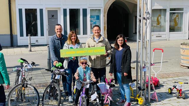 Das Radbörse Team: Martin Fasan, Gemeinderätin Zeynep Düzce, Vizebgm. Johann Gansterer und Gemeinderätin Birgit Haidenwolf mit Tochter Mira. | Foto: Grüne Neunkirchen