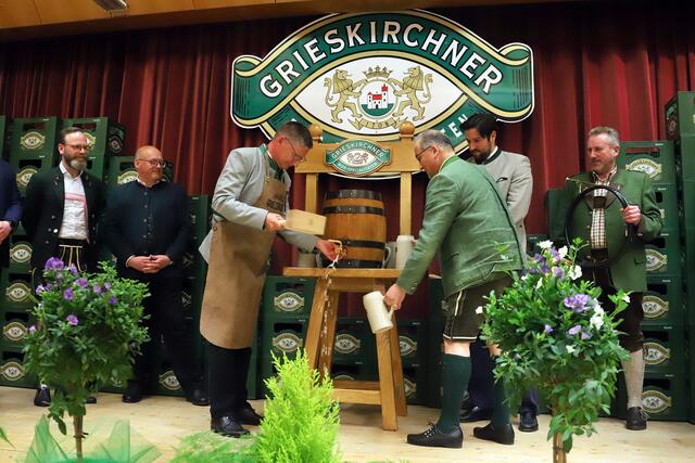 Markus Baldinger (3.v.l.) wurde als "Bierbotschafter" zum Bieranstich geladen. | Foto: Brauerei Grieskirchen