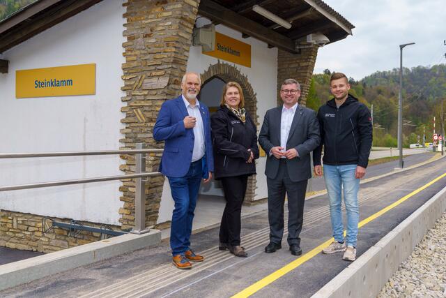 Im Zuge der Modernisierungsarbeiten entlang der Mariazellerbahn wurde die Haltestelle Steinklamm saniert und barrierefrei umgestaltet. Davon überzeugten sich vor Ort Rabensteins Bürgermeister Kurt Wittmann, Niederösterreich Bahnen Geschäftsführerin Barbara Komarek, Mobilitätslandesrat Ludwig Schleritzko und Niederösterreich Bahnen Projektleiter Alexander Hartmann.