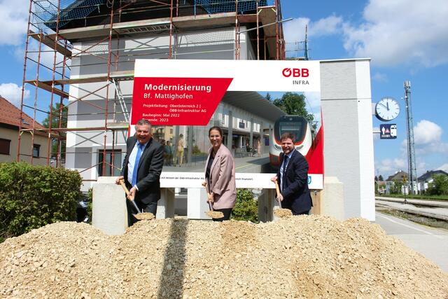 Spatenstich für den Bahnhofsumbau in Mattighofen. | Foto: ÖBB