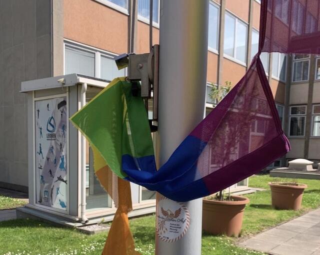 Die Regenbogenflagge am Gelände der Montanuniversität wurde zerrissen und angezündet. | Foto: Mustafa Durmus