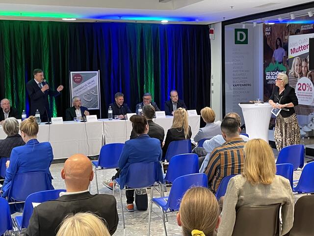 Podiumsdiskussion im ECE, moderiert von Ulli Glettler. Sie selbst war einst Centerleiterin im ECE. | Foto: Hackl