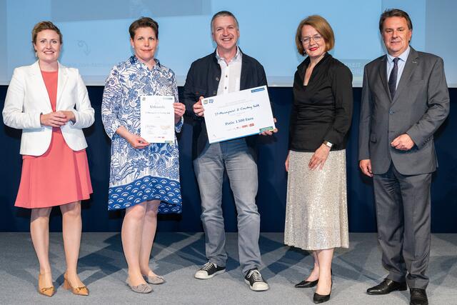 Bundesministerin für Familie, Susanne Raab mit den Siegern der Kategorie Kleinbetriebe, der Firma IT-Management &amp; Coaching GmbH, Familien-Landesrätin Christiane Teschl-Hofmeister und WKNÖ-Präsident Wolfgang Ecker | Foto: Andreas Kraus