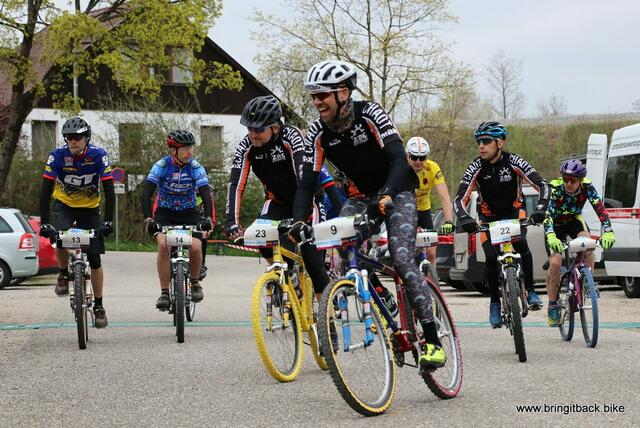 Etwas 20 Starter beim ersten Retro-Mountainbike-Rennen in Ried. | Foto: vcc