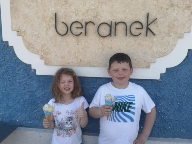 Anna und Paul Beranek beim Eisessen | Foto: Jochen Beranek