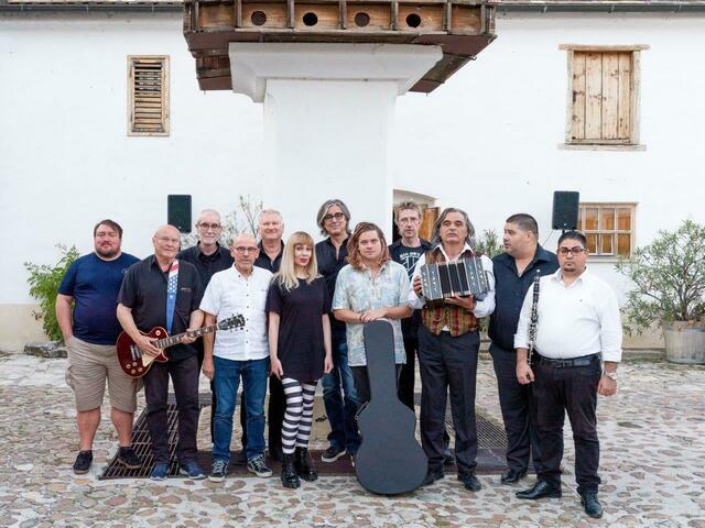 Die "Krowodnrocker" Bruji haben sich Mitspieler aus allen Volksgruppen des Burgenlandes gesucht und gefunden. | Foto: Roma-Volkshochschule Burgenland