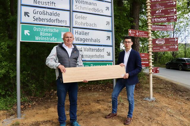 Die "Väter" der Beschilderung aus Bambus: Erich Grill und Herbert Ferstl (v.l.). | Foto: Alfred Mayer