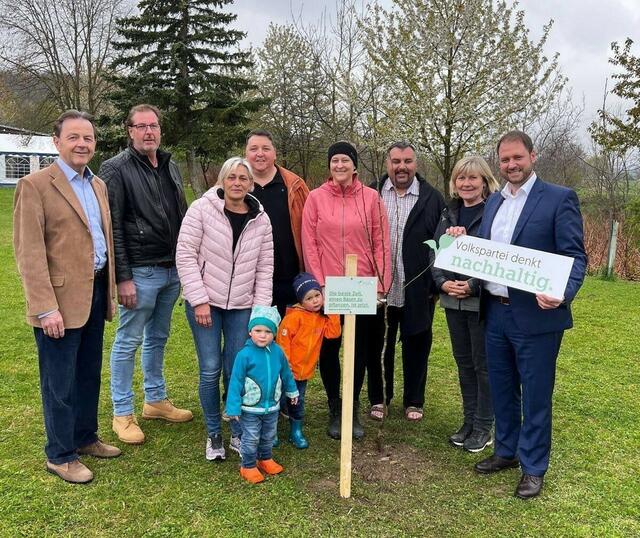 Lutzmannsburg-Strebersdorf: Nikolaus Berlakovich, Robert Schwabl, Bettina Böhm, Christian Stimakovits, Katharina Kainrath mit Sebastian und Moritz, Gerhard Weissmantel, Silvia Toth und Christian Sagartz. | Foto: Volkspartei Burgenland
