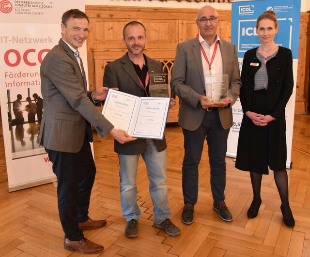 OCG-Generalsekretär Ronald Bieber (links) und Christine Haas (rechts), Koordination OCG-Arbeitskreise, überreichen die Auszeichnung für die erfolgreichste ECDL-Schule Tirols an Direktor Andreas Juen (2.v.r.) und an ECDL-Koordinator Lukas Kathrein von der MS Paznaun. | Foto: Peter Grünbichler/OCG