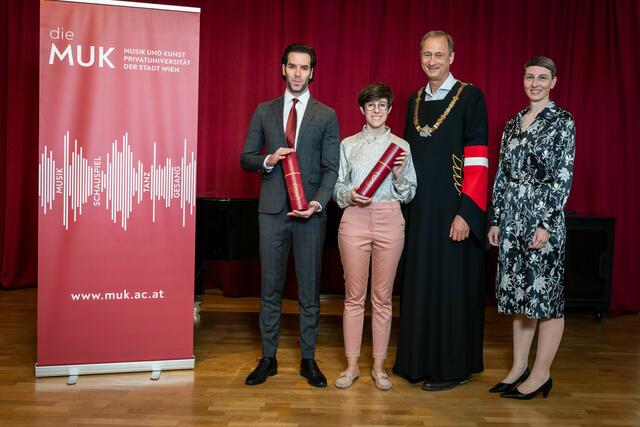 Stellvertretend für 2.000 Absolventen nahmen Irene Delgado-Jiménez und Philipp Dornauer die Auszeichnungen entgegen.  | Foto: MUK