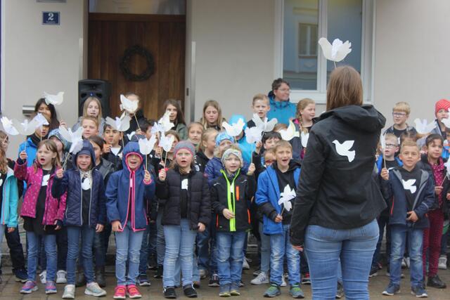 Die Volksschülerinnen und Volksschüler sorgten mit selbstgebastelten Friedenstauben für musikalische Umrahmung.  | Foto: MeinBezirk.at/Kaluza