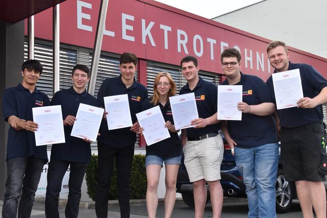 Die erfolgreichen Lehrlinge: Marco Kaiser, Madik Magamdaliev, Clemens Pavitsits, Caroline Schuster, Florian Grafl Rafael Bleier und Leo Bilovits | Foto: Michael Strini