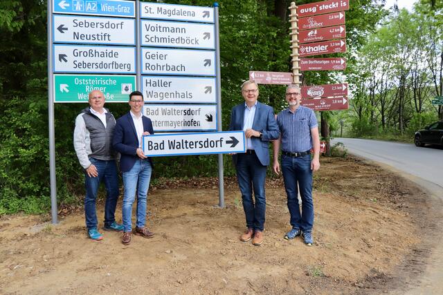Freude über die innovative „Bambus-Beschilderung“ bei Erich Grill, Herbert Ferstl, Josef Hauptmann und Franz Tesch (v.l.). | Foto: Alfred Mayer