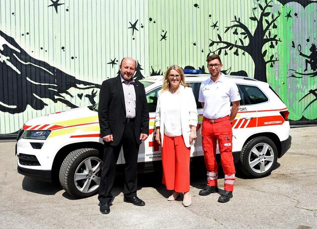 Neue Drive-in-Teststation in Neubruck: Der Scheibbser Bürgermeister Franz Aigner, Landesrätin Ulrike Königsberger-Ludwig und Lukas Janker vom Roten Kreuz | Foto: Büro Königsberger-Ludwig