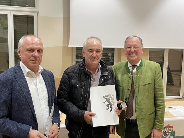 Ortsparteitag in Heimschuh: Bgm. Alfred Lenz mit Helmut Neumann, der geehrt wurde, und BR Ernest Schwindsackl. | Foto: ÖVP