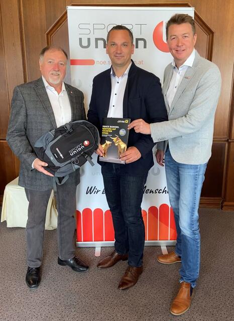 Die erfolgreiche Zusammenarbeit verlängert: SPORTUNION Präsident Raimund Hager, Georg Wurstbauer-Heiss von der Raiffeisenbank Region St. Pölten und SPORTUNION Landesgeschäftsführer Mag. Markus Skorsch (v.l.n.r.). | Foto: Raiffeisen